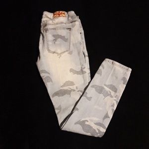 💕💕Light blue camo pattern jeans💕💕